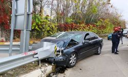 Antalya'da trafik kazası! Bariyere 'ok' gibi saplandı