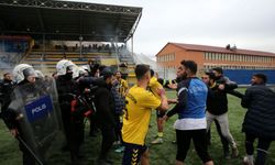 Bitlis'te amatör maçta futbolcular, yöneticiler birbirine girdi