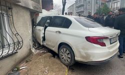 Talihsiz kaza! Binaya çarpan otomobilde 2 kişi ağır yaralandı