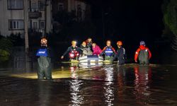 Antalya’da sağanak ve fırtına hayatı felç etti! Kurtarma operasyonları sabaha kadar sürdü