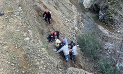 Fethiye’de motosikletinin hakimiyetin kaybeden sürücü 10 metre yüksekten dereye uçtu