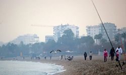 Antalya'da yağmura aldırış etmeden denizin tadını çıkardılar