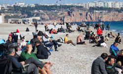 Okullar tatil oldu, Konyaaltı sahili doldu