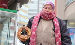 Eşini kaybedince çocukları için simit satmaya başladı! Mahallenin 'simitçi teyzesi' oldu