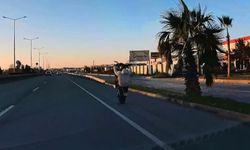 Manavgat’ta motorlu gencin yaptığı hareket, trafiği tehlikeye soktu