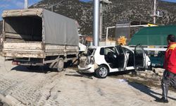 Burdur’da seyir halindeki kamyonet, otomobili biçti