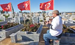 Antalya'da depremde hayatını kaybedenler mezarı başında anıldı