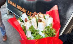 Sevgiliye efsane sürpriz: Çiçek buketi yerine kebap