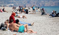 Antalya’da erken yaz! Vatandaş denizde kulaç atmaya başladı