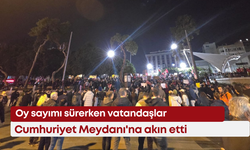 Oy sayımı sürerken vatandaşlar, Cumhuriyet Meydanı'na akın etti