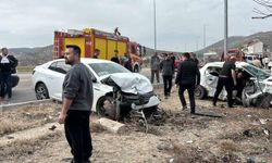 Isparta’da iki otomobil çarpıştı! Ortalık savaş alanına döndü