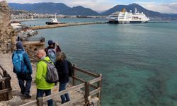 Olumsuz hava koşulları nedeniyle zor anlar yaşayan gemi kendini Alanya’da buldu