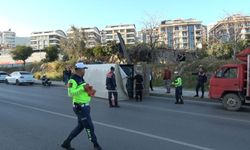 Alanya’da muz yüklü kamyonet devrildi! Trafik felç oldu