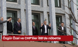 Özgür Özel ve CHP'liler İBB'de nöbette