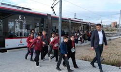 Antalya'da minikler raylı ulaşımı gezerek öğrendi