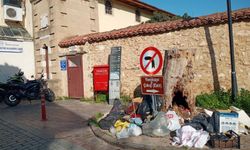 Antalya’da o caminin çevresi çöplüğe döndü!