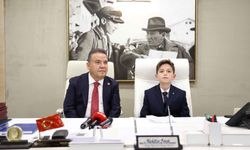 Muhittin Böcek, 23 Nisan’da başkanlık koltuğunu minik öğrenciye devretti