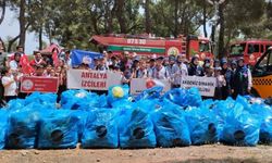 Antalya’da büyükler kirletti,  çocuklar temizledi!
