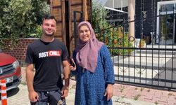 Antalya’ya tatile gelen turist bulduğu cep telefonu sahibine ulaştırdı