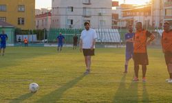 Mersin’de belediye çalışanları ile muhtarlar dostluk maçında karşı karşıya geldi