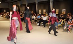 Akdeniz Üniversitesi mezuniyet defilesiyle moda rüzgarları esti!