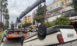 Alanya’da zincirleme kaza: Kamyonet takla attı
