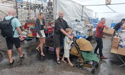 Antalya'da turistler yağmuru aldırış etmeden alışveriş yaptı