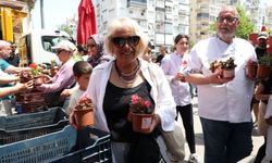 Antalya Büyükşehir'den annelere jest! 25 bin çiçek dağıtıldı