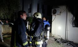 Yangında apartman dairesinden çıkamayıp çatıya sığındılar