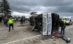 Isparta’da midibüs yan yattı! Ambulansların biri gidip biri geliyor