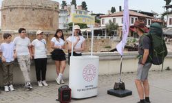 Ortaokul öğrencileri turistlere Antalya tarihini İngilizce anlatıyorlar