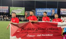Adanalı öğretmen 10. evlilik yıldönümünü sahada kutladı