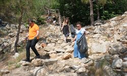 Kemer’de turistler sahil temizliğinde