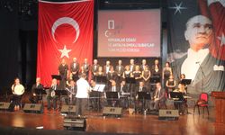 Antalya’da muhteşem konser! Mimarlar ve Emekli Subaylar Türk Müziği Korosu büyüledi