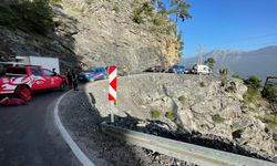 Alanya’da kontrolden çıkan otomobil uçurumdan yuvarlandı