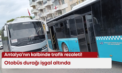 Antalya’nın kalbinde trafik rezaleti! Otobüs durağı işgal altında