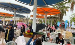 Antalya’da sağlıkçılar yağmura yakalandı!