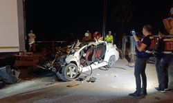 Mersin'de otomobil, tırın altında hurdaya döndü! 2 ölü