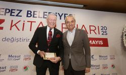 Kepez Kitap Fuarı'nda duygulandıran buluşma: Babasının notu yıllar sonra Uğur Dündar'a ulaştı