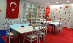 Akdeniz Üniversitesi öğrencilerinden gururlandıran proje! Depremde zarar gören Hatay’a kütüphane