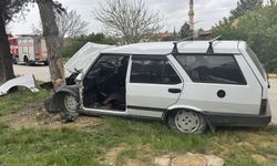Isparta’da kontrolden çıkan otomobil ağaca saplandı! Sürücü araca sıkıştı