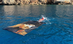 Atatürk posteriyle Akdeniz’in maviliklerine kulaç attı