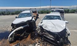 Manavgat’ta 2 otomobil kafa kafaya çarpıştı! Ortalık savaş alanına döndü