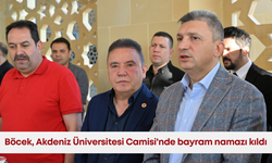 Başkan Böcek, Akdeniz Üniversitesi Camisi'nde bayram namazı kıldı
