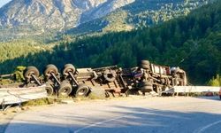 Antalya'da demir yüklü TIR uçuruma yuvarlandı: 25 yaşındaki sürücü can verdi