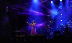 Antalya’da Funda Arar rüzgarı! Yağmura rağmen vatandaşlar akın etti