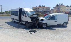 Manavgat'ta araçlar kafa kafaya çarpıştı: 6 yaralı