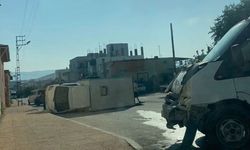 Mersin'de trafik kazası: Kamyonetler çarpıştı, 1 sürücü yaralandı