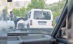 Hatay’da kaza yaptıkları araca saldırdılar: Araya girmek isteyenlere de sataştılar