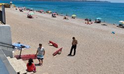 Konyaaltı Sahili'nde evsiz öldü! Denize girenler umursamadı
